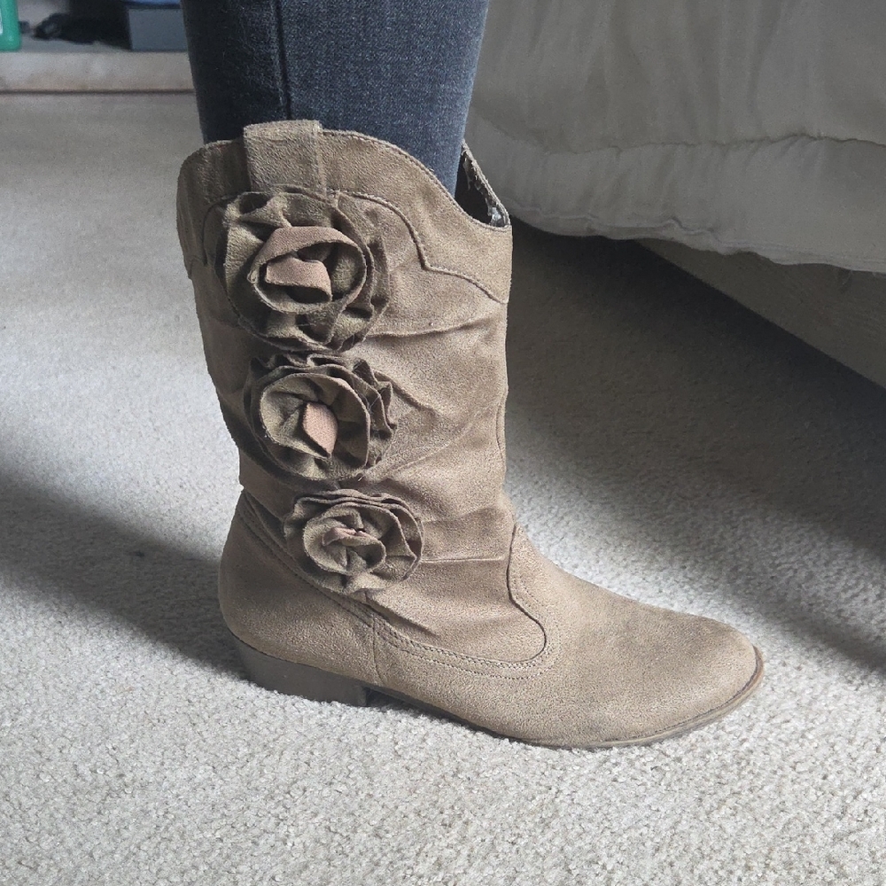 Women's Tan Boots with Flower